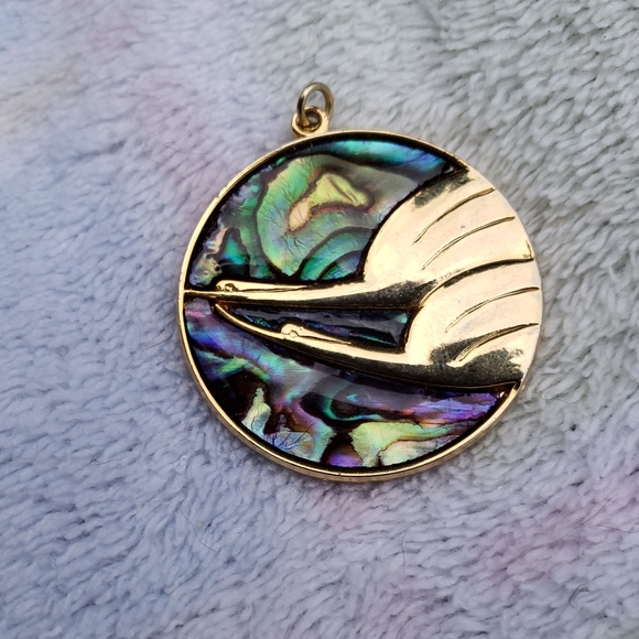 Abalone Shell, Lucite, and Gold-toned Metal Art Deco Swan Duri Pendant - Picture 3 of 3